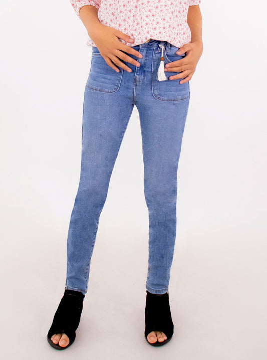 Jeans skinny con colgante de color azul medio