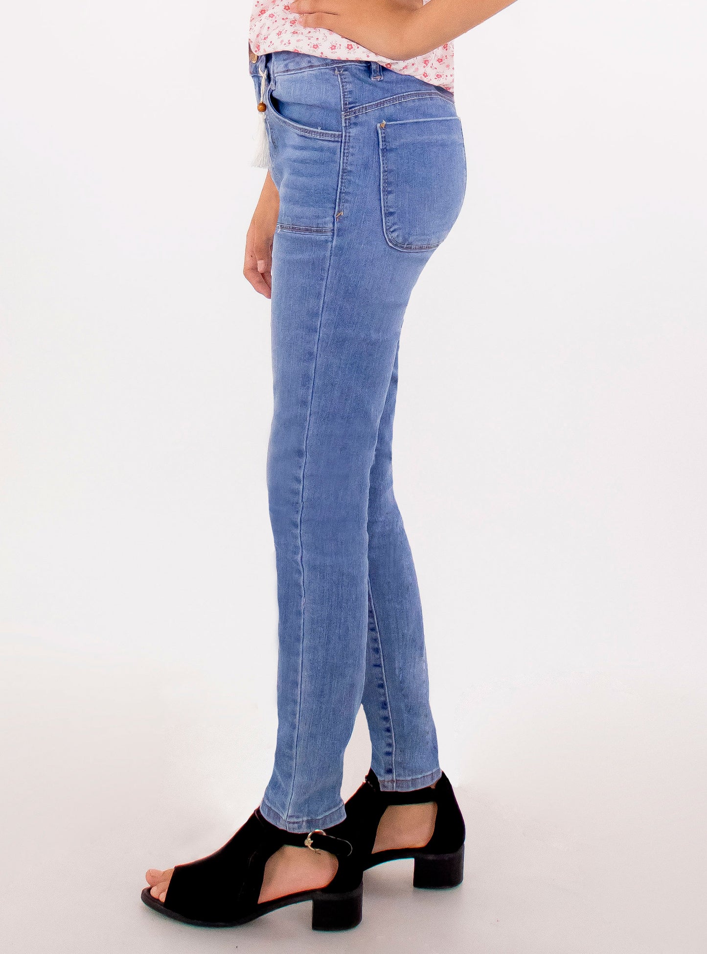 Jeans skinny con colgante de color azul medio