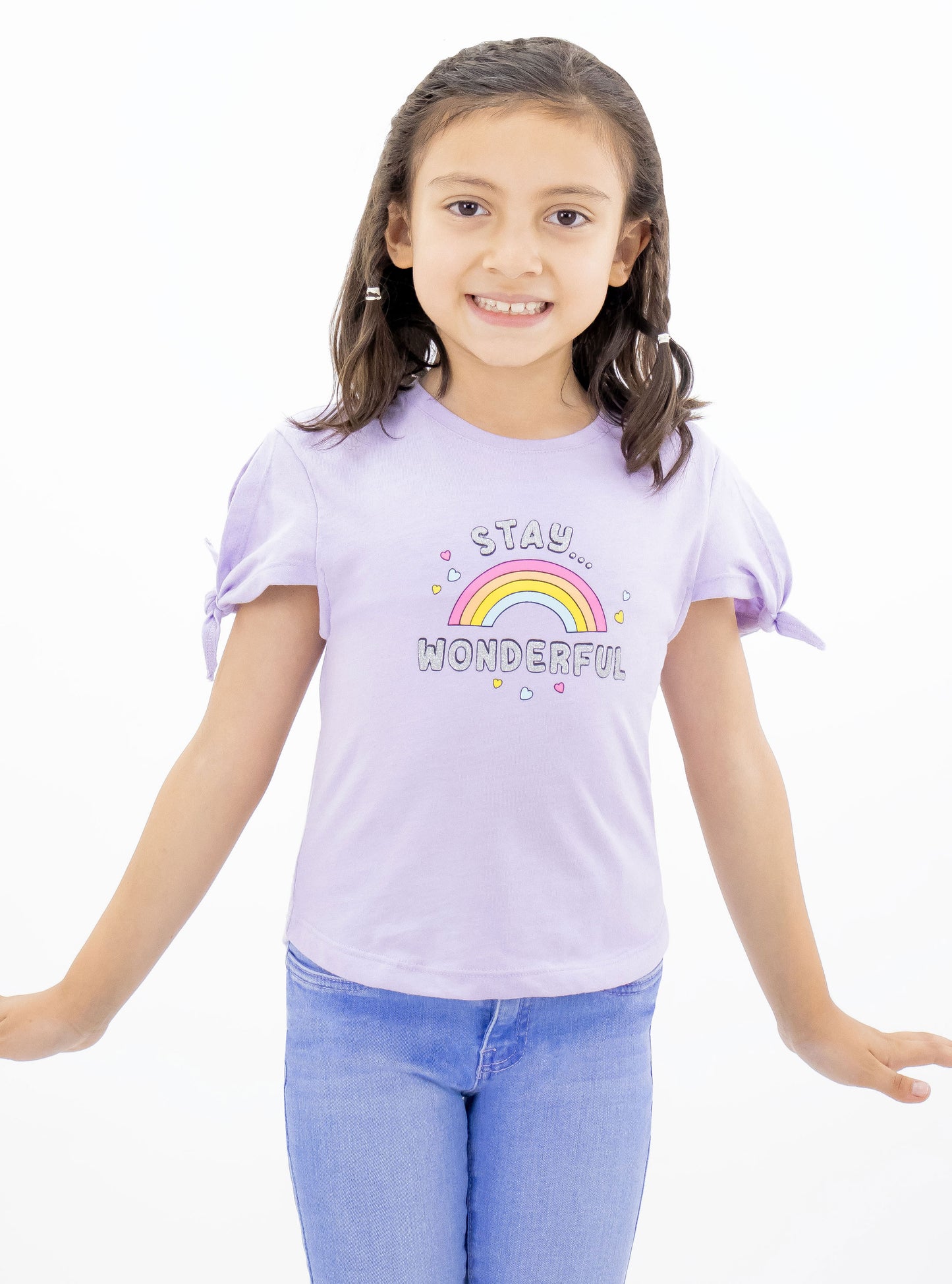 Playera manga corta de color lila con estampado de arcoiris
