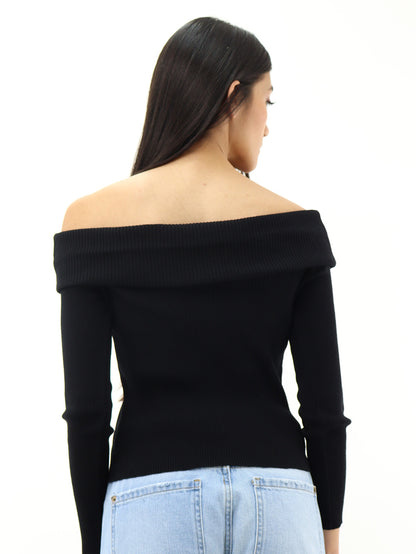 Suéter ligero negro con cuello amplio