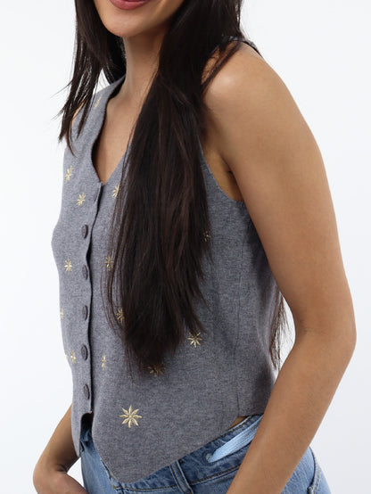 Chaleco gris en cuello V con detalle floral