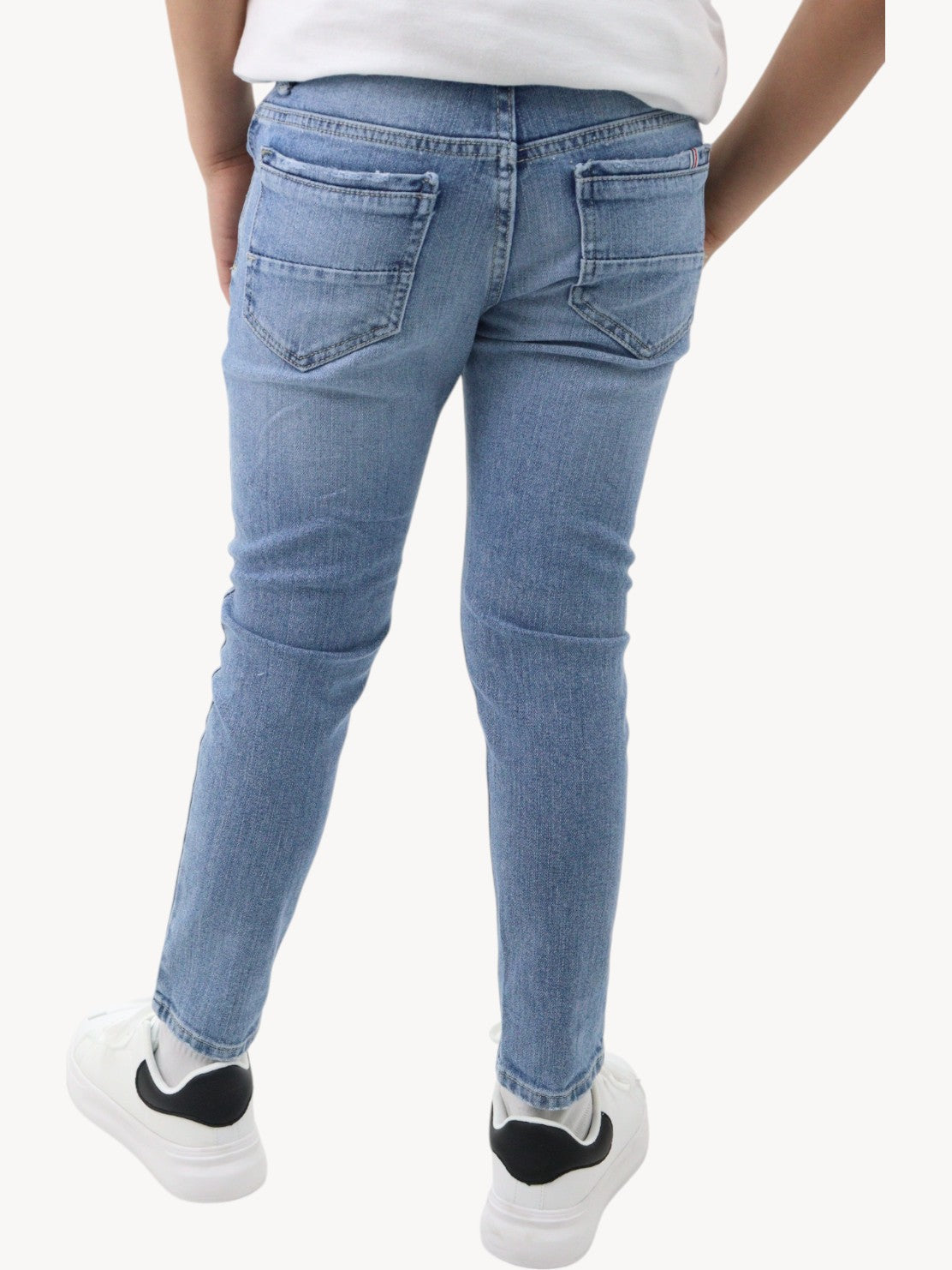 Vaquero slim fit con destrucción