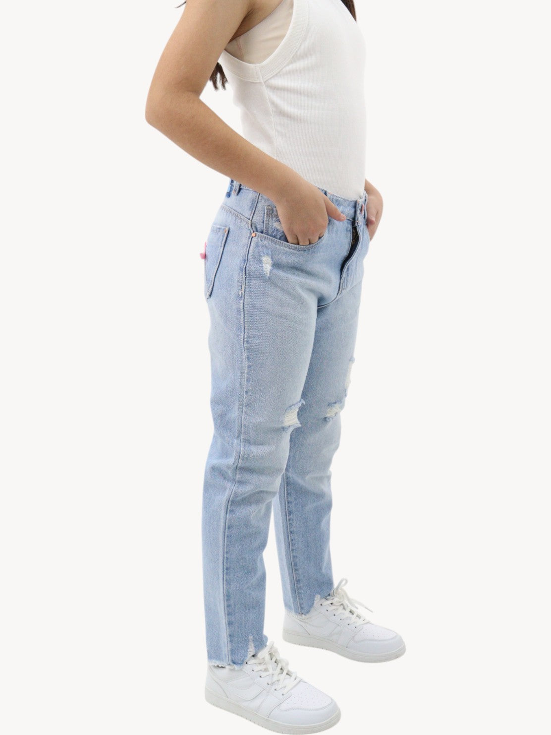 Jeans mom clasic de color azul claro con destrucción