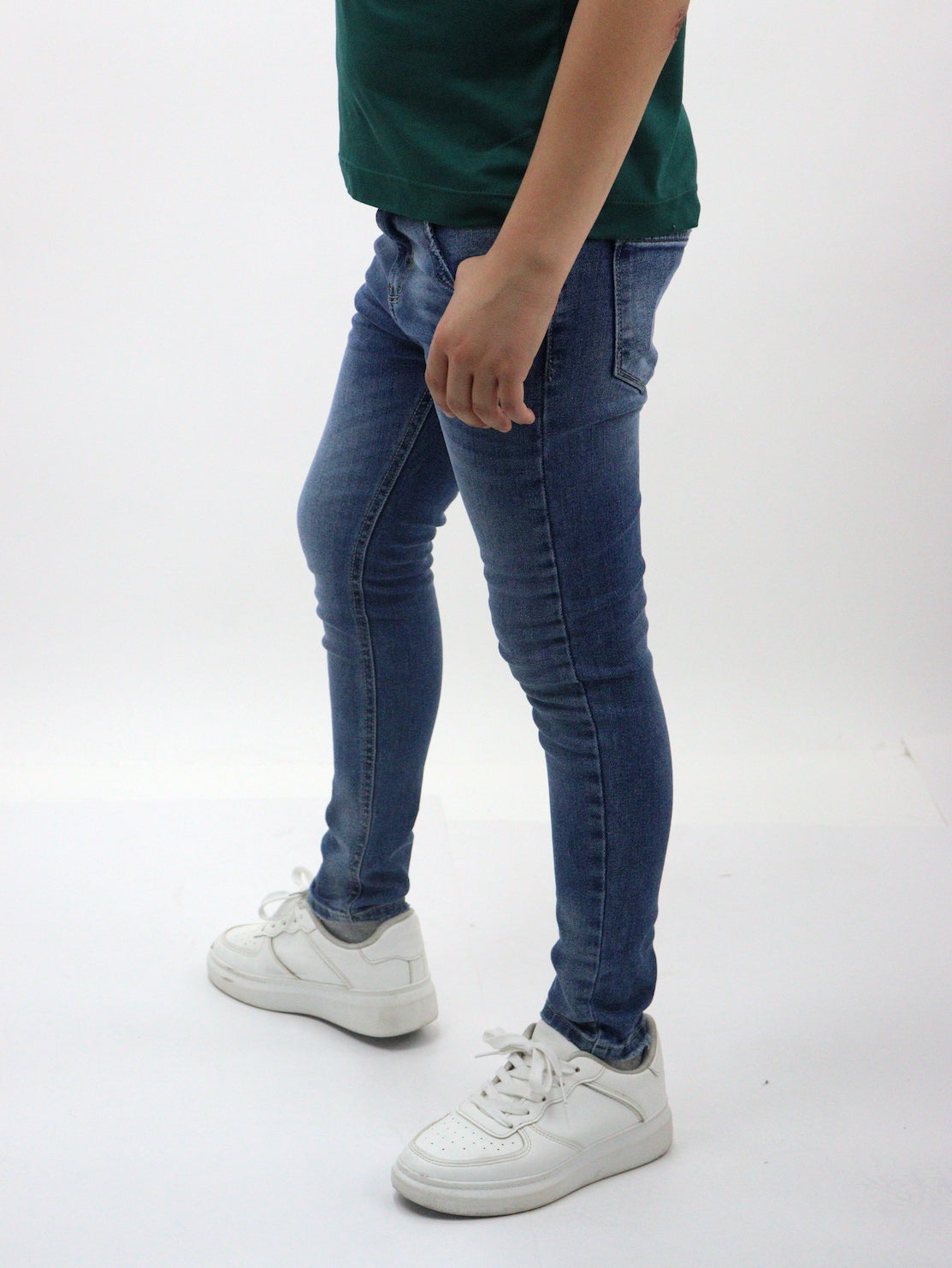 Jeans skinny de color azul deslavado