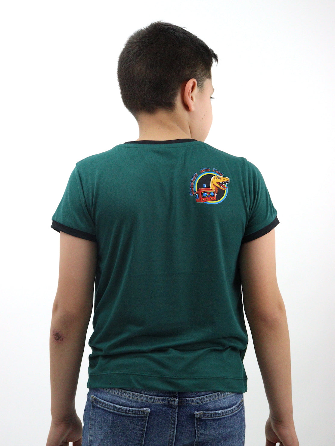Playera manga corta de color verde con print de dinosaurio