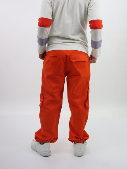 Pantalón parachute de color naranja