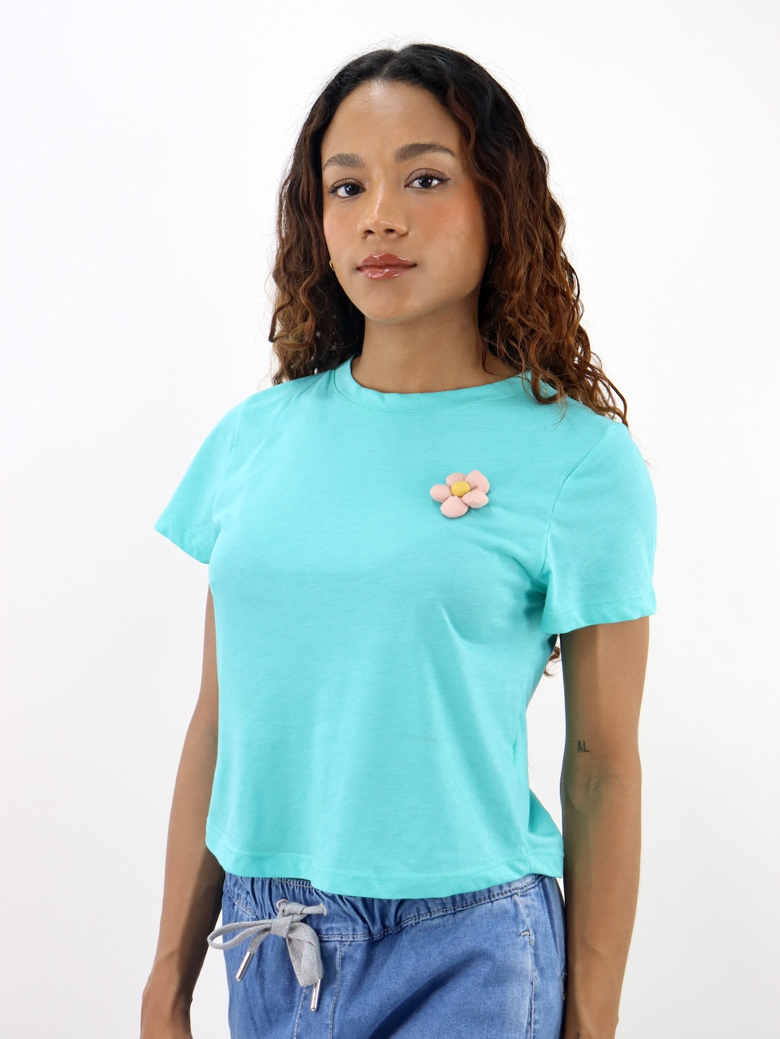 Playera manga corta con diseño floral