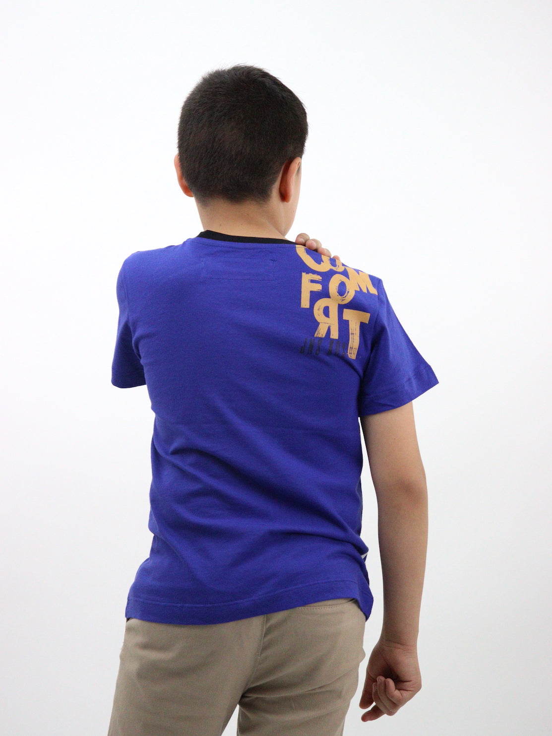 Playera manga corta de color azul con estampado
