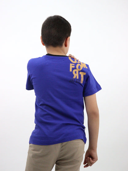 Playera manga corta de color azul con estampado
