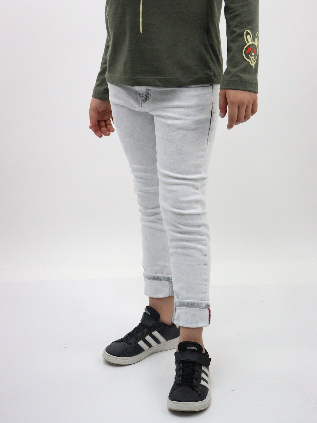 Jeans skinny gris claro con snow
