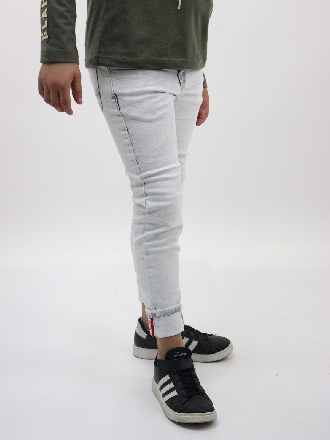 Jeans skinny gris claro con snow