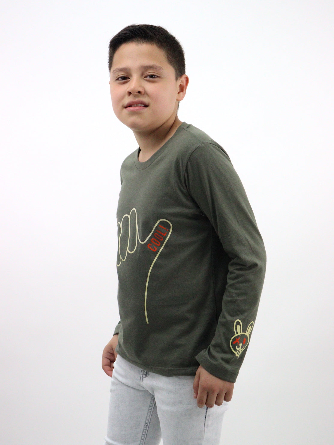 Playera manga larga de color verde militar con estampado