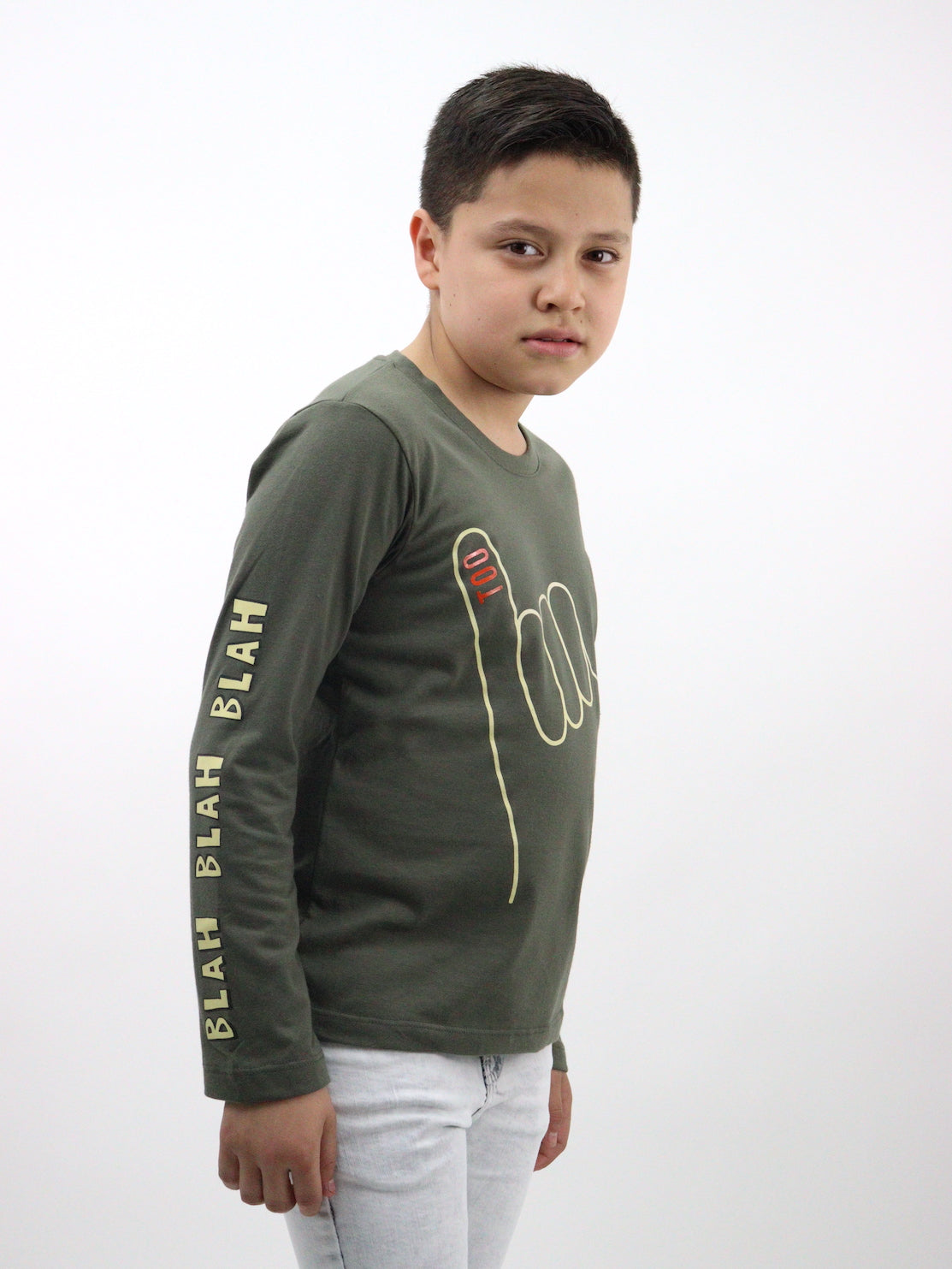 Playera manga larga de color verde militar con estampado