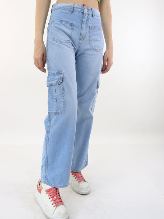 Jeans mom wide cargo de color azul claro