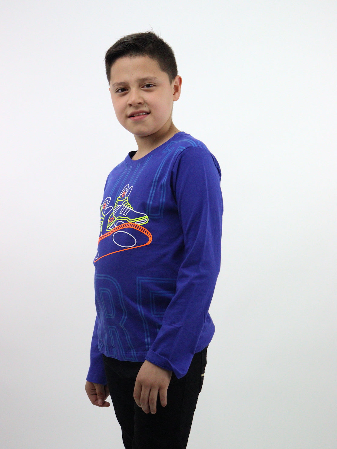 Playera manga larga de color azul con estampado