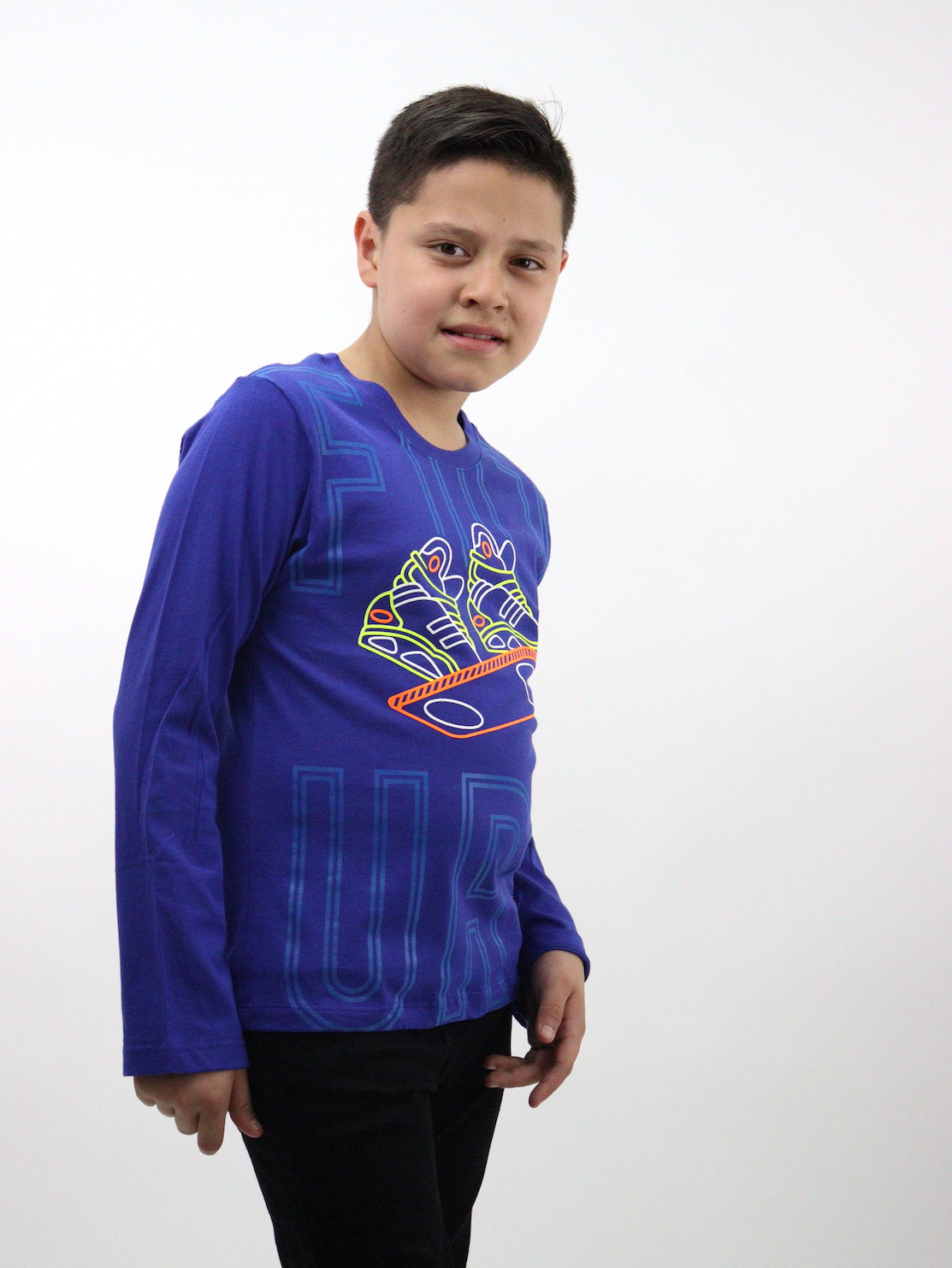 Playera manga larga de color azul con estampado