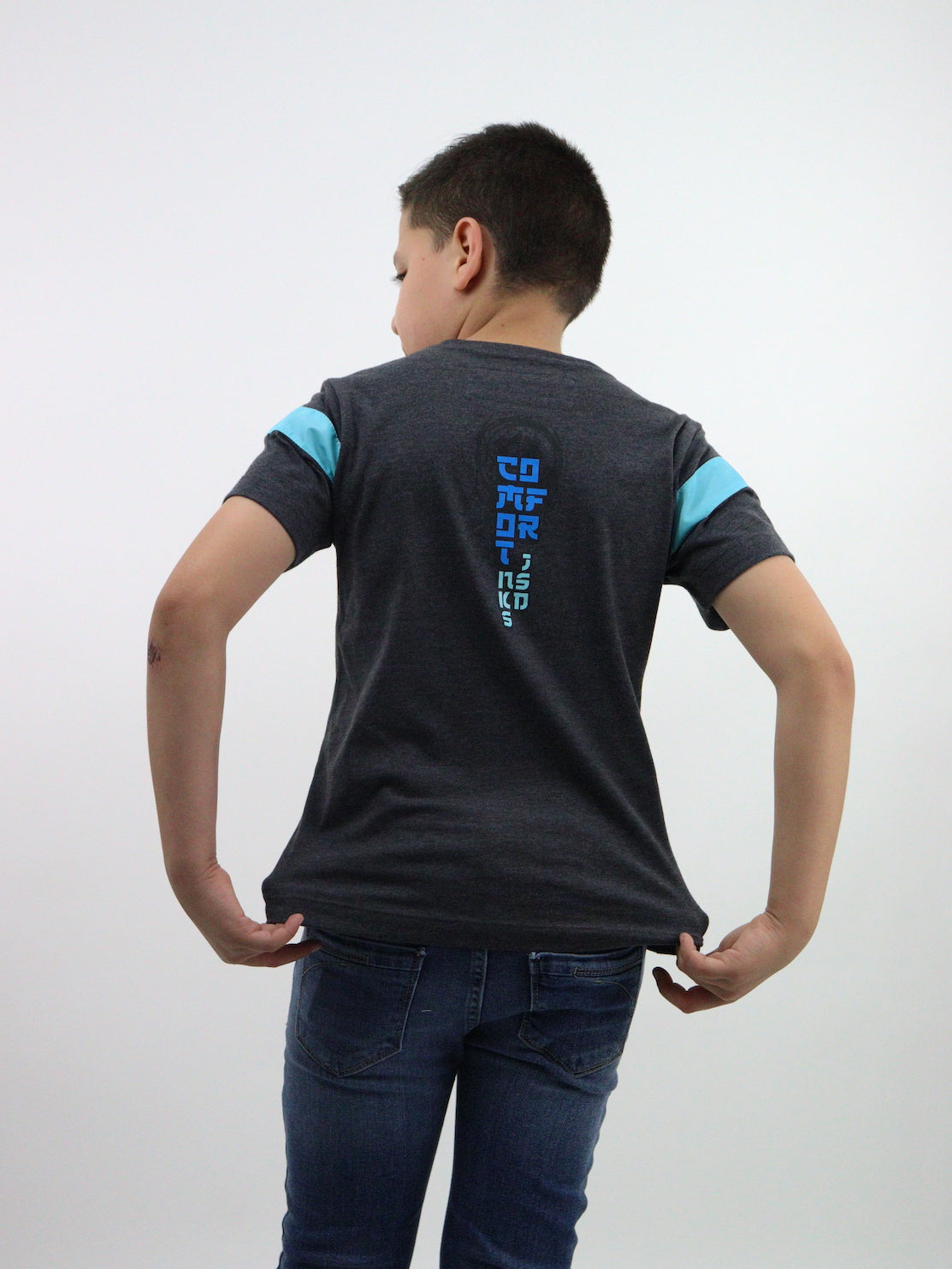 Playera manga corta de color combinado con estampado