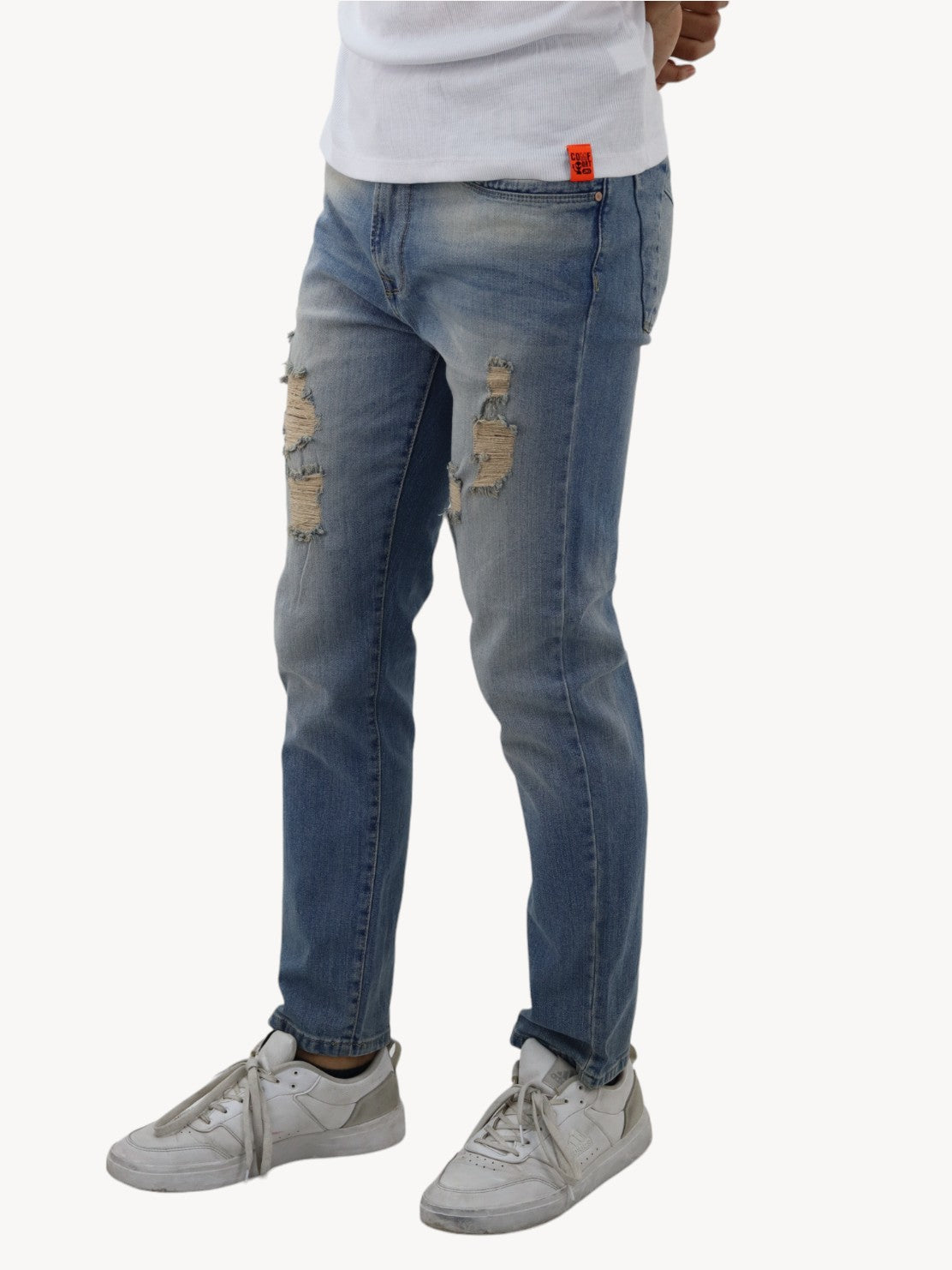 Jeans estilo slim/skinny deslavado con destrucción