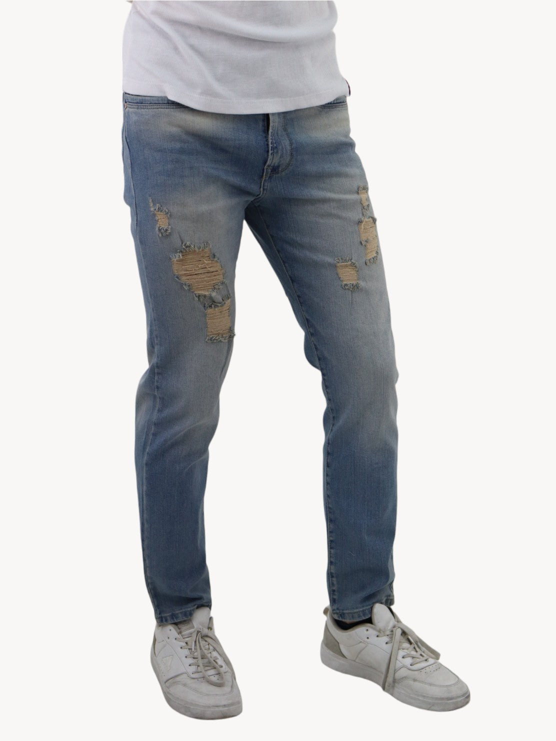Jeans estilo slim/skinny deslavado con destrucción