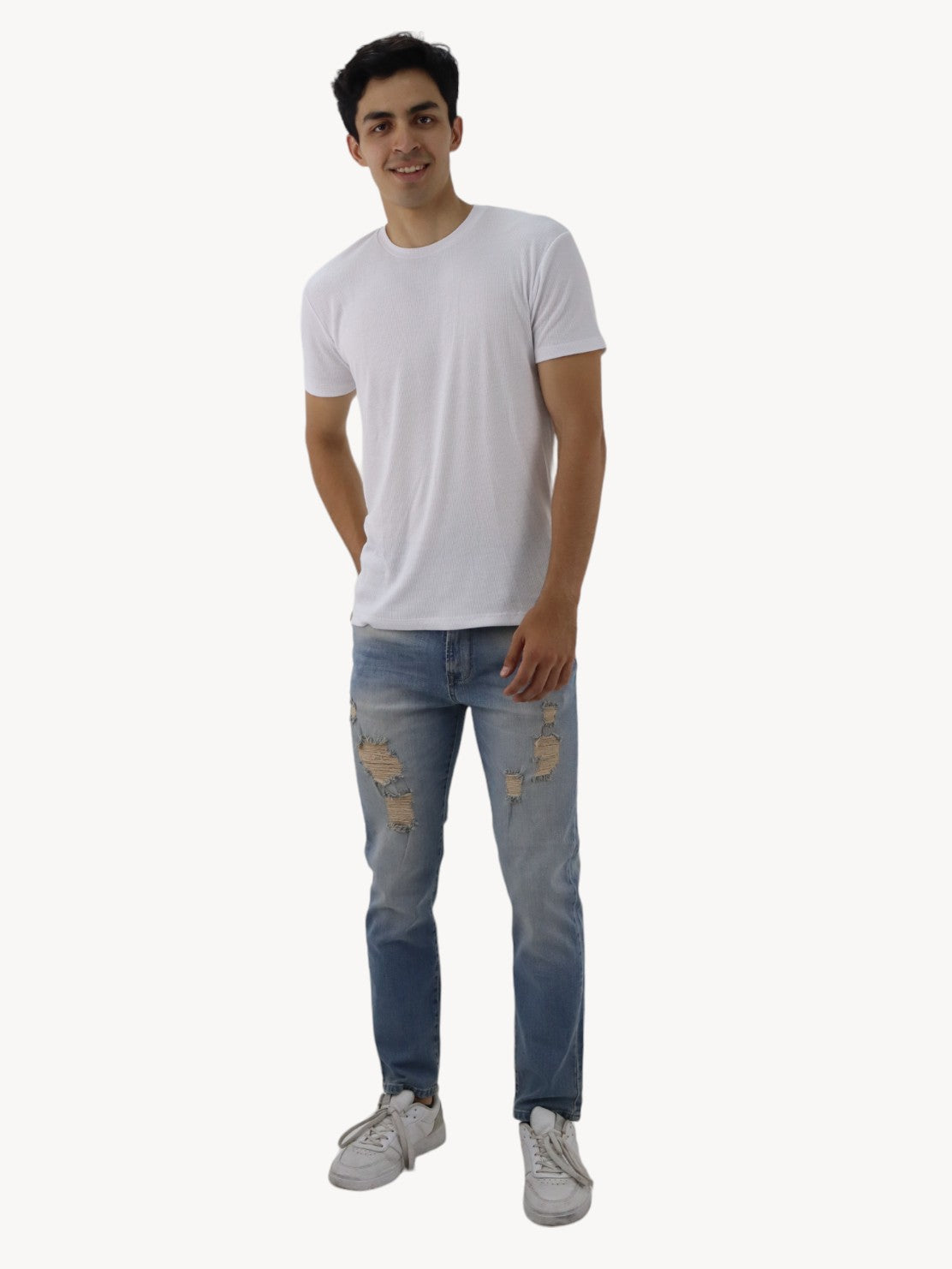 Jeans estilo slim/skinny deslavado con destrucción