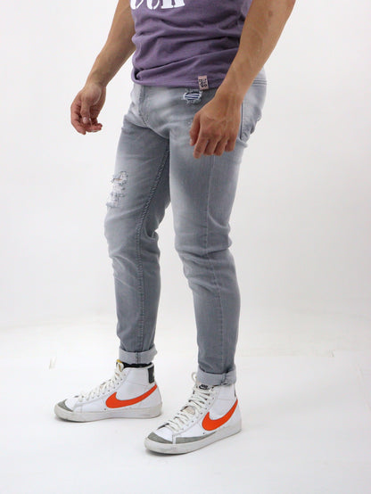 Jeans skinny de color gris con destrucción (NUEVA TEMPORADA)