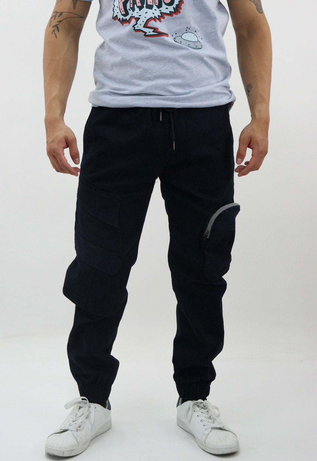 Jogger cargo gabardina de color azul marino