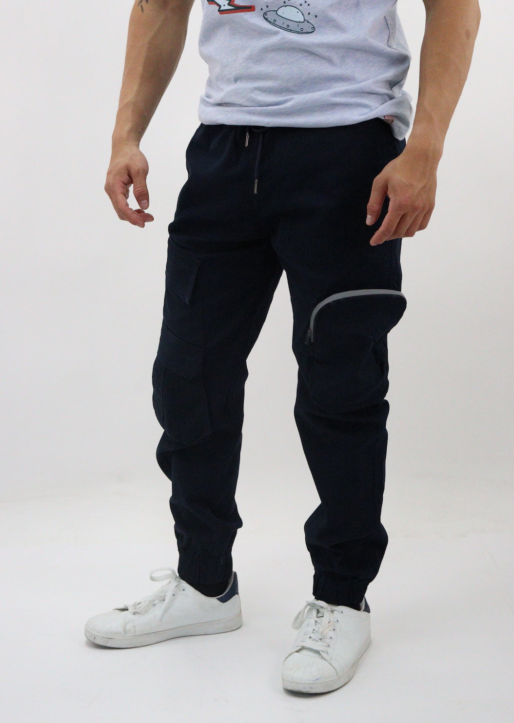 Jogger cargo gabardina de color azul marino