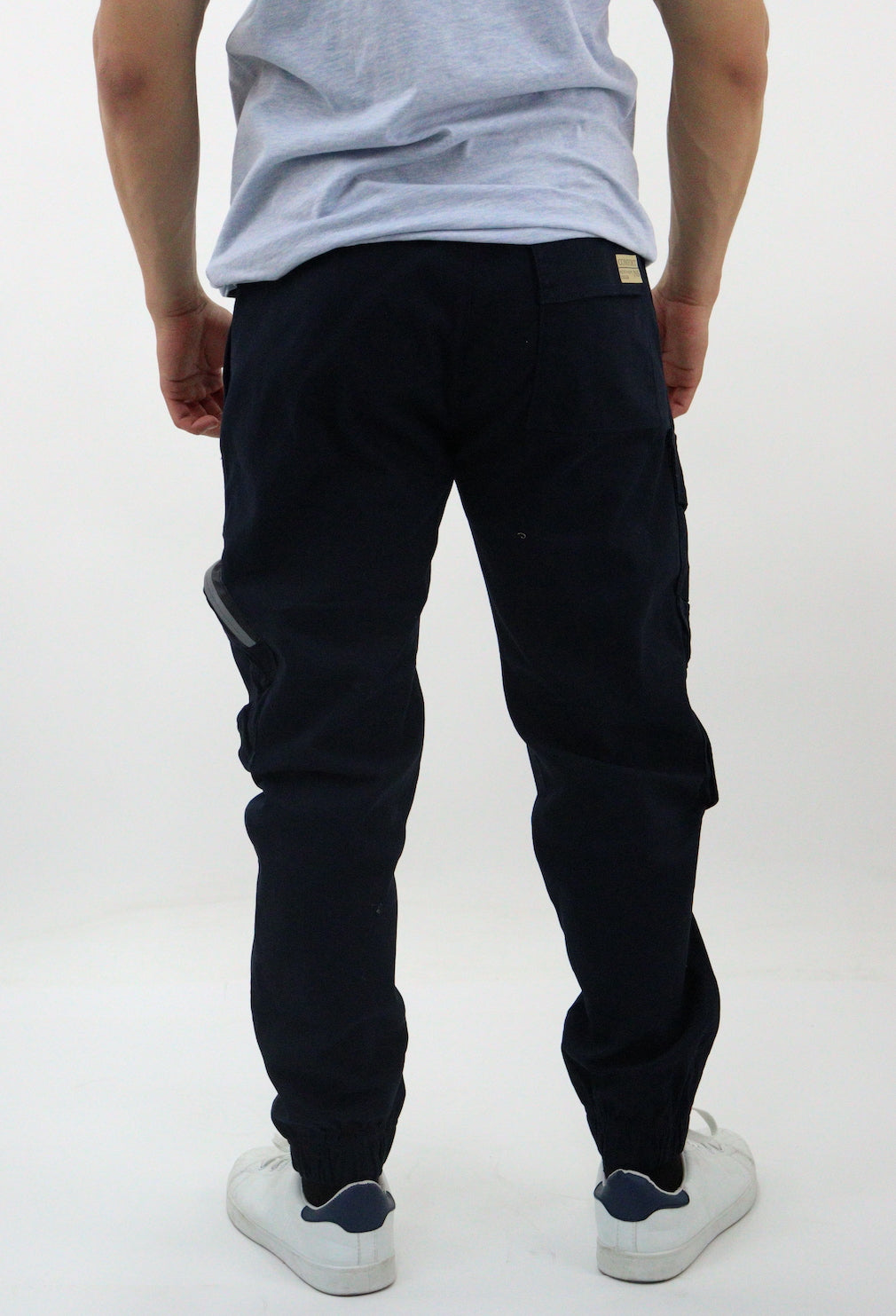 Jogger cargo gabardina de color azul marino