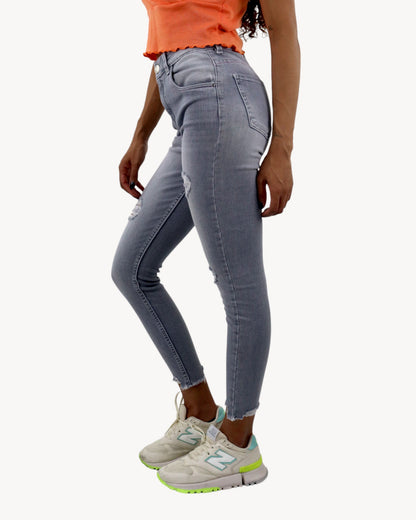 Jeans tobillero gris con destrucción