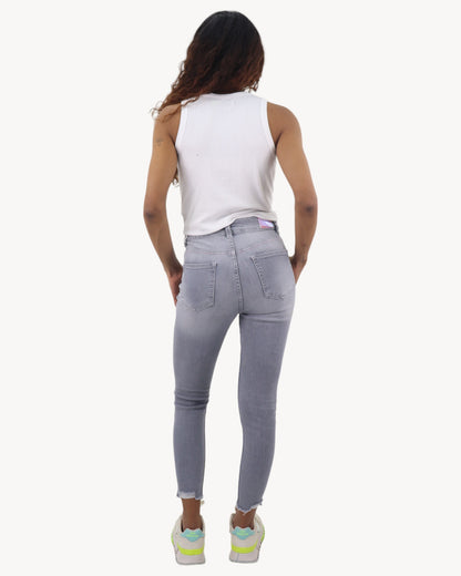 Jeans tobillero gris con destrucción