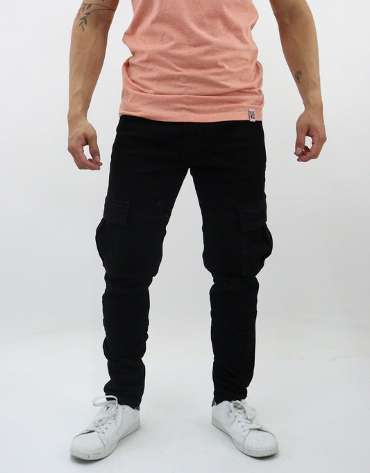Jeans cargo de color negro