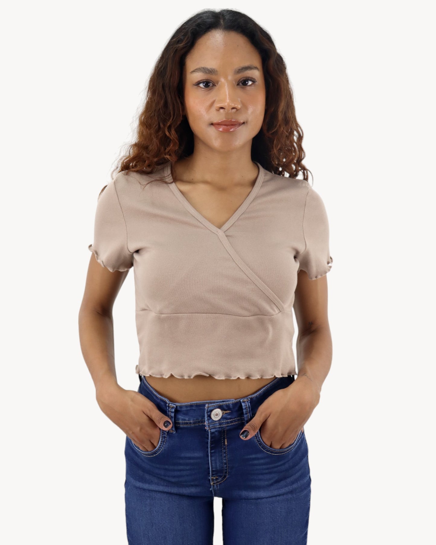 Playera de cuello cruzado color arena