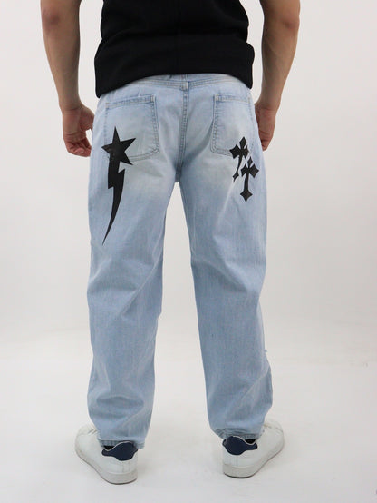 Jeans loose con destrucción y estampado