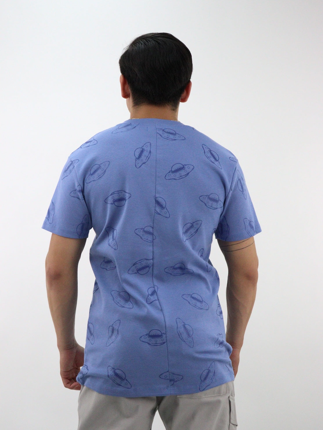 Playera manga corta con gráfico de ovni