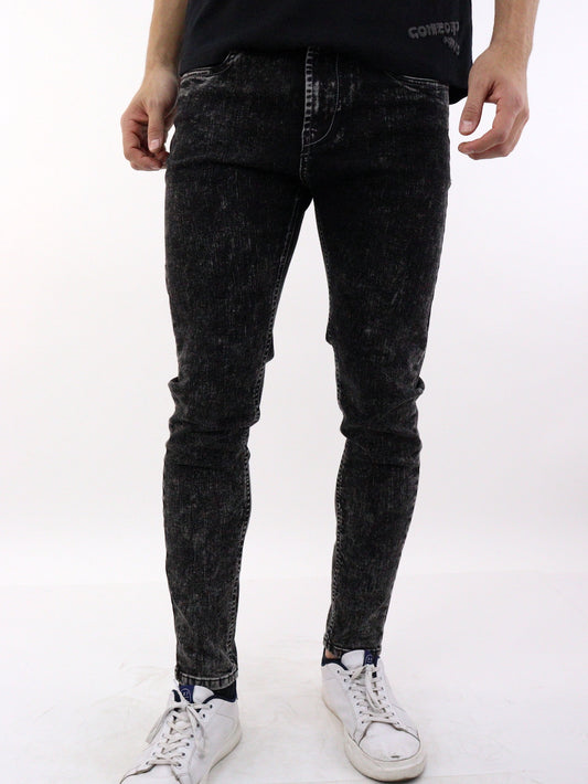 Jeans skinny de color negro con snow
