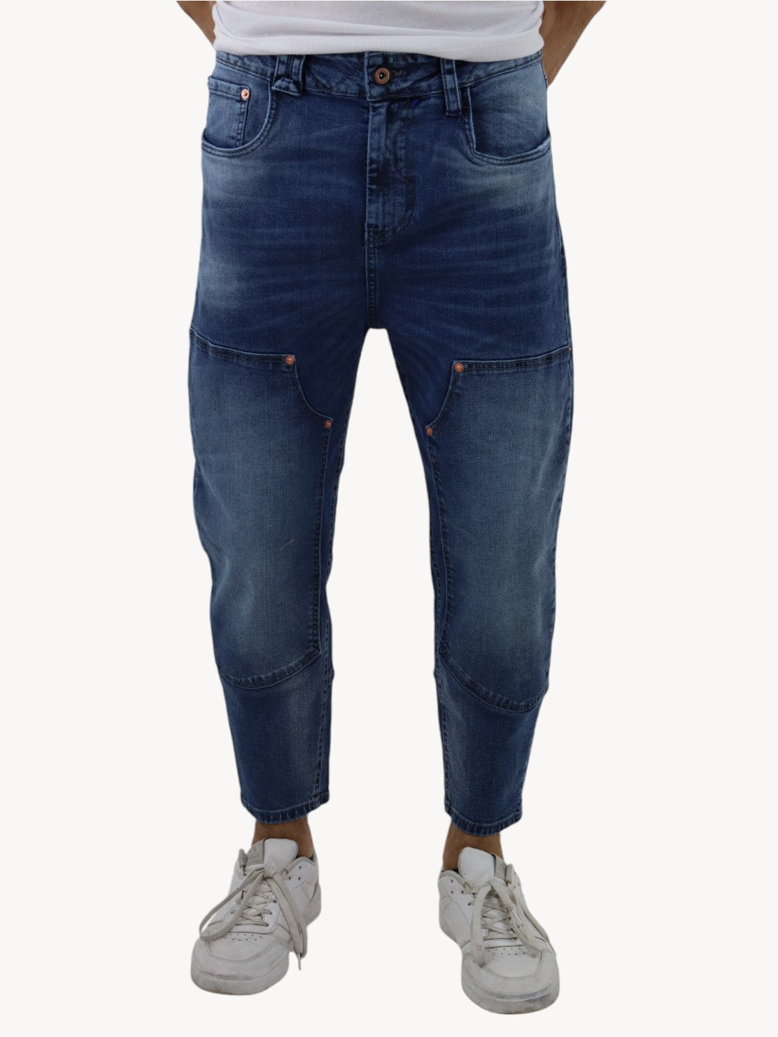 Jeans estilo loose azul oscuro con deslave
