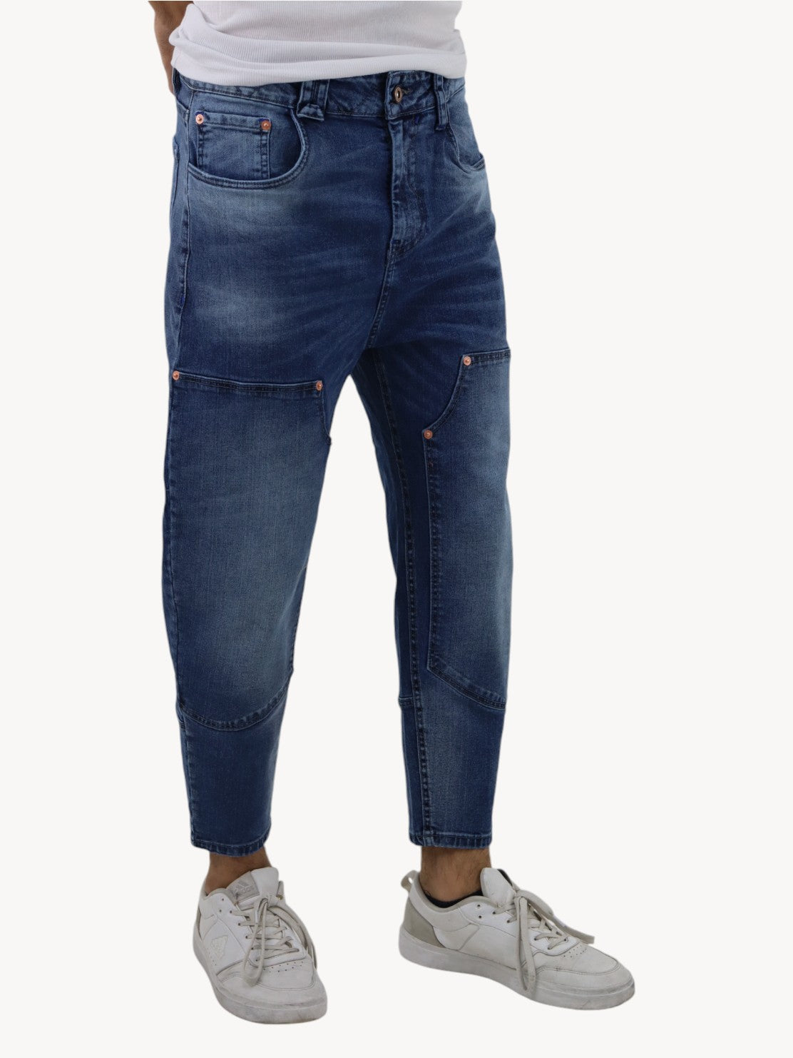 Jeans estilo loose azul oscuro con deslave