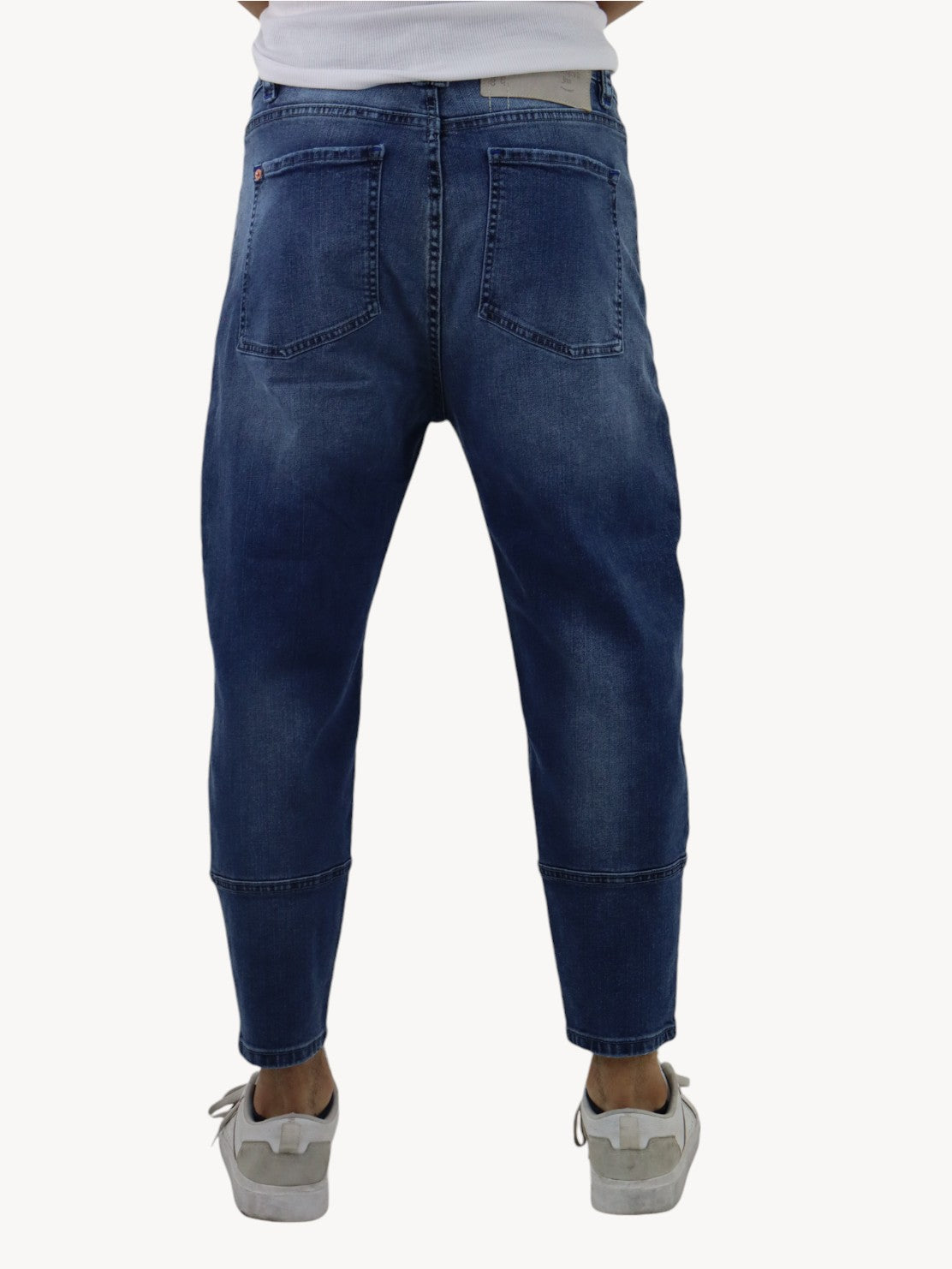 Jeans estilo loose azul oscuro con deslave