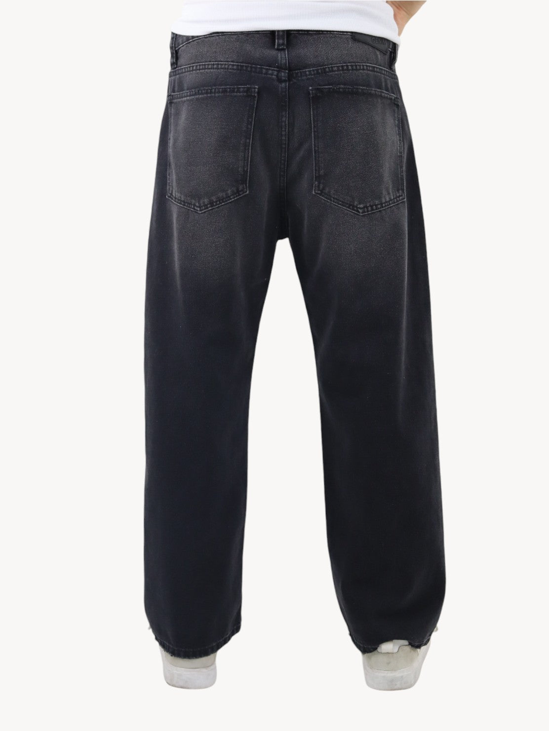 Jeans baggy de mezclilla rígida color negro deslavado