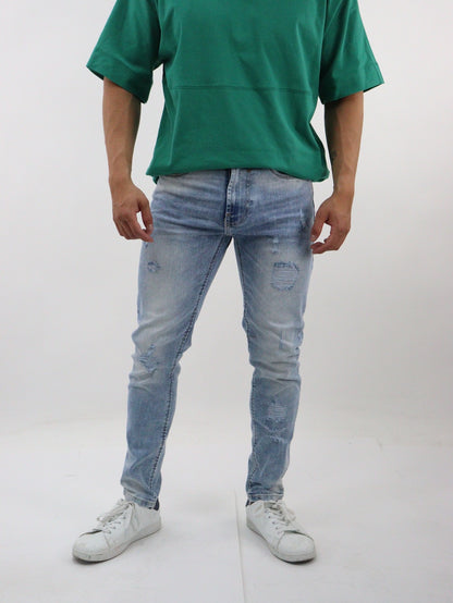 Jeans skinny de color azul claro con destrucción