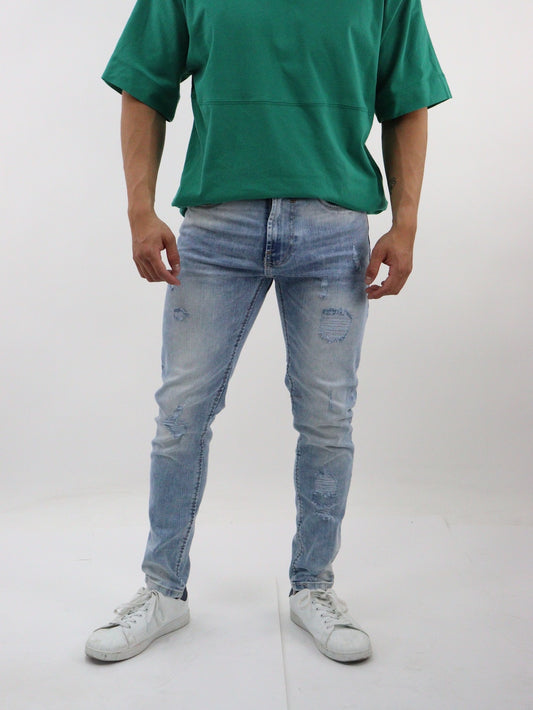 Jeans skinny de color azul claro con destrucción