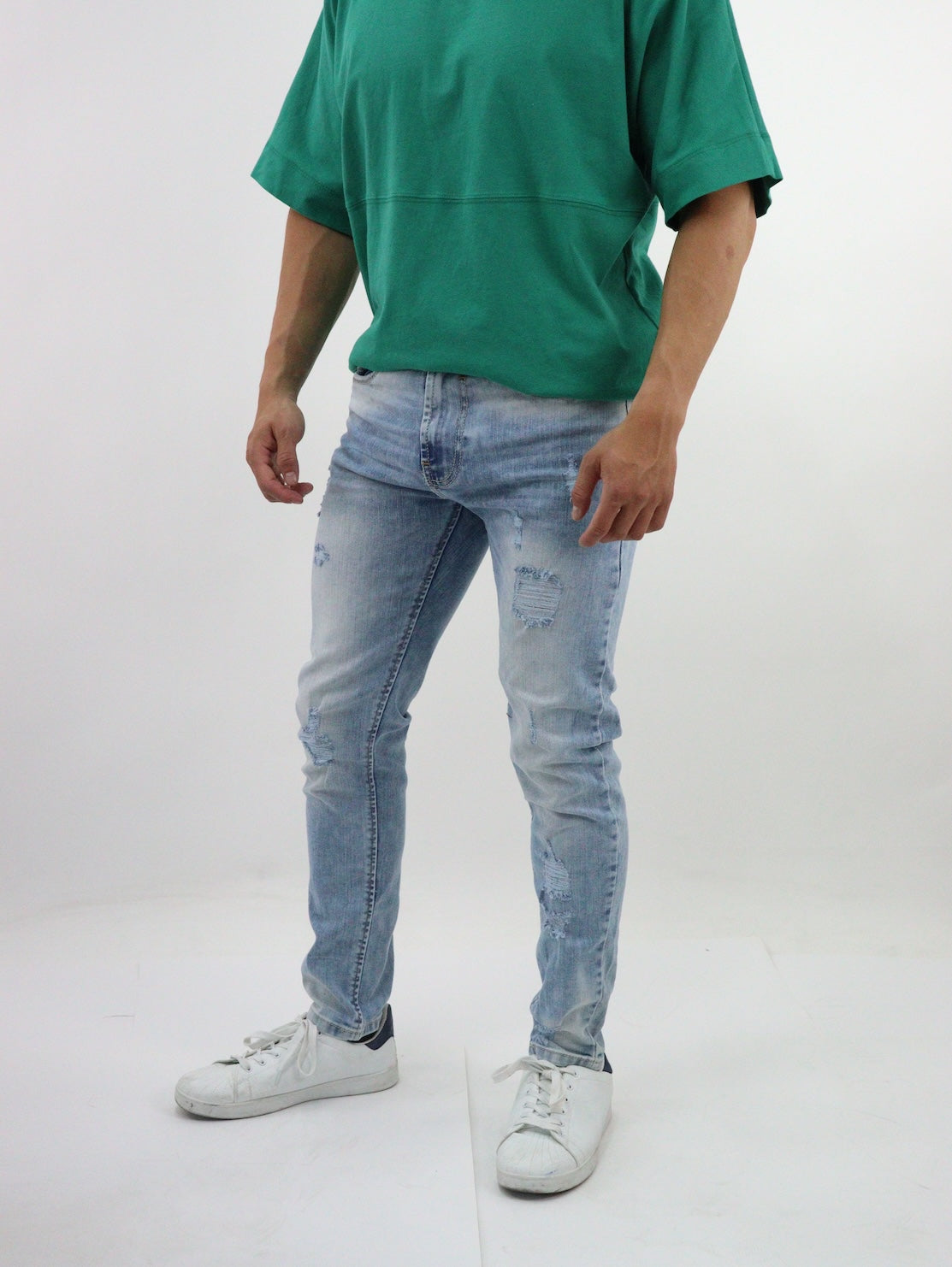 Jeans skinny de color azul claro con destrucción
