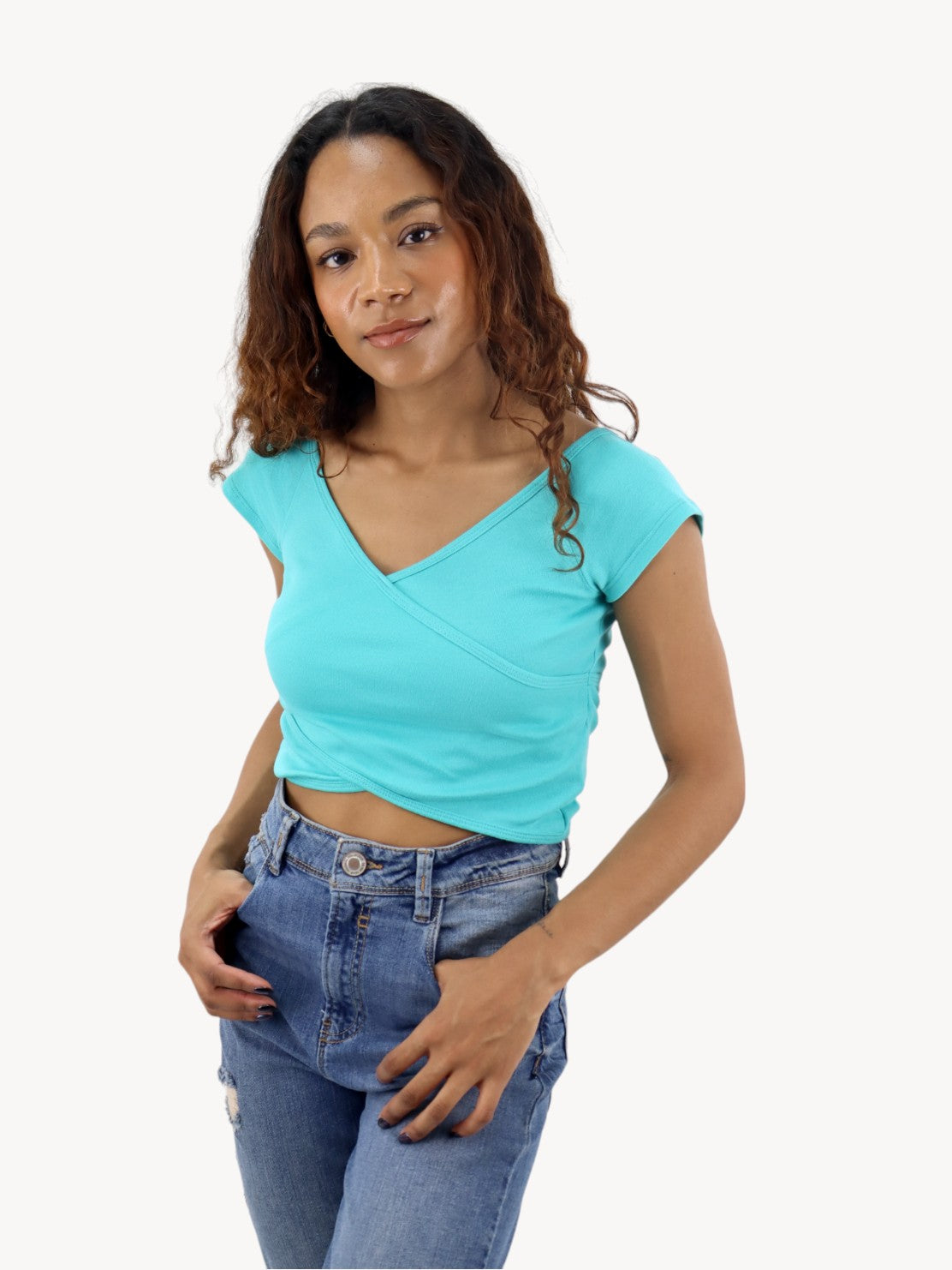 Playera crop de cuello cruzado color verde turquesa