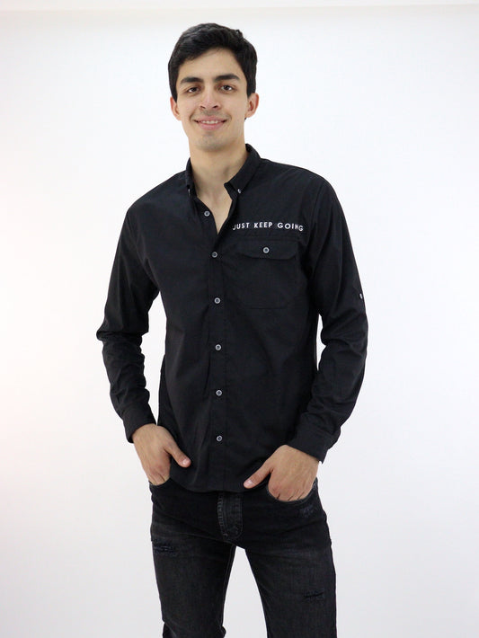 Camisa manga larga con botones y bolsillo color negro