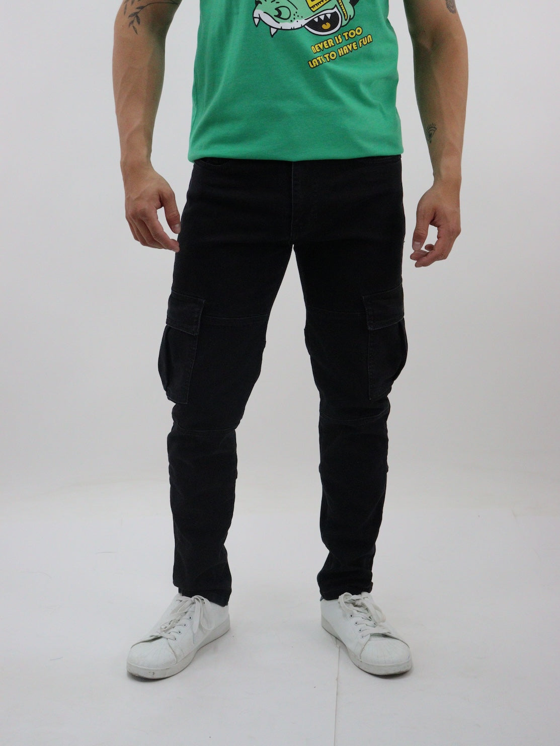 Jeans cargo de color negro deslavado