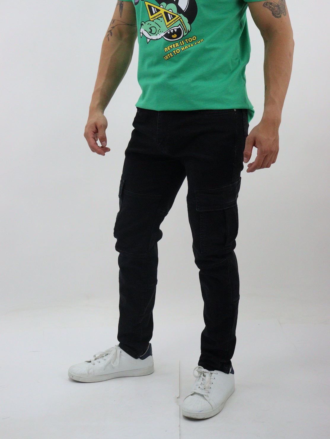 Jeans cargo de color negro deslavado