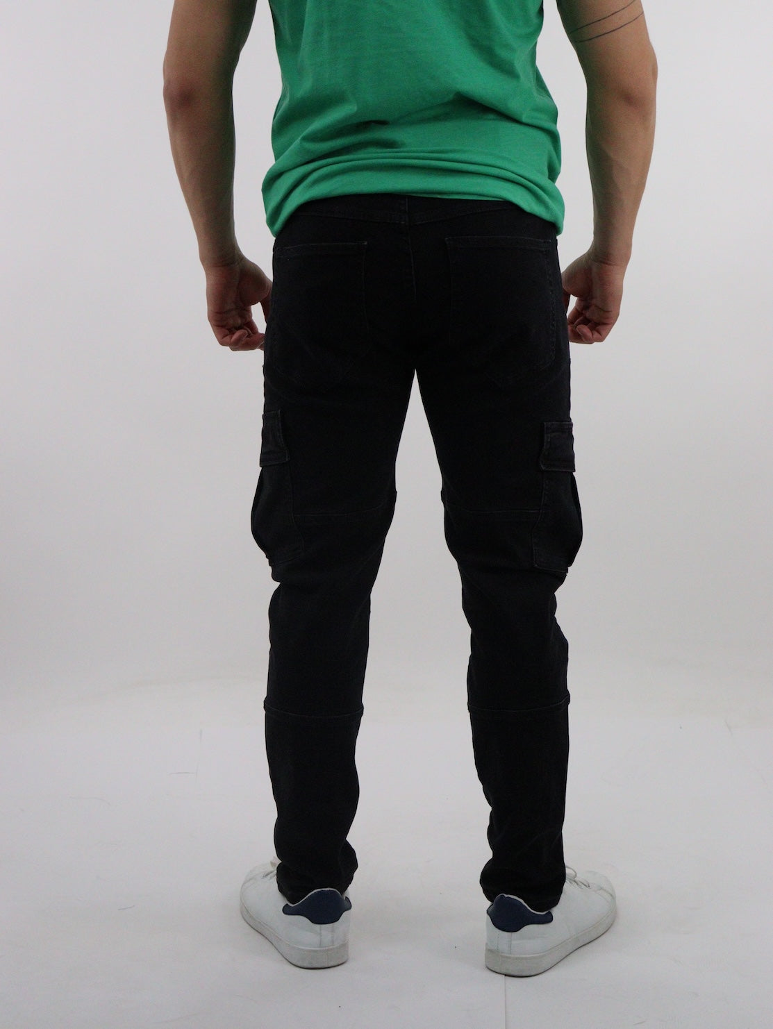 Jeans cargo de color negro deslavado