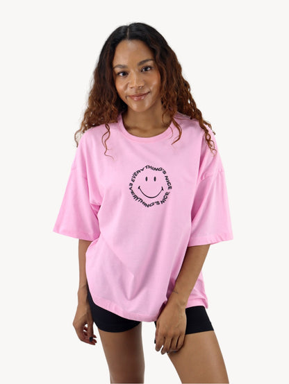 Playera smiley oversize de color rosa
