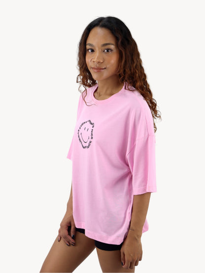 Playera smiley oversize de color rosa