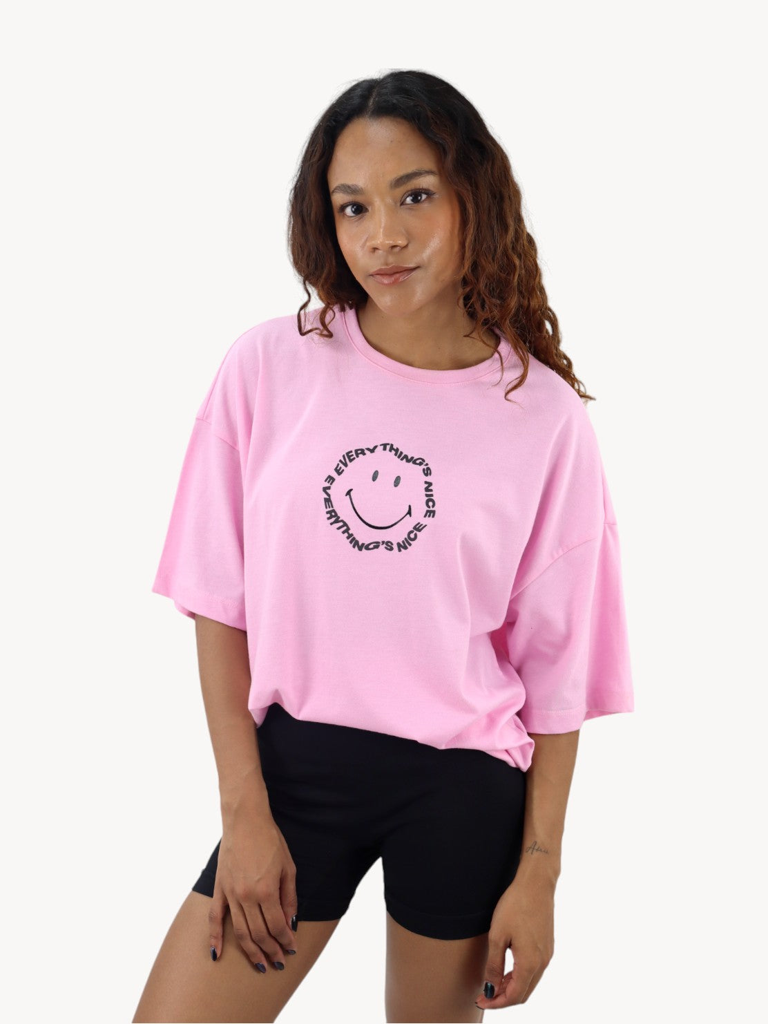 Playera smiley oversize de color rosa